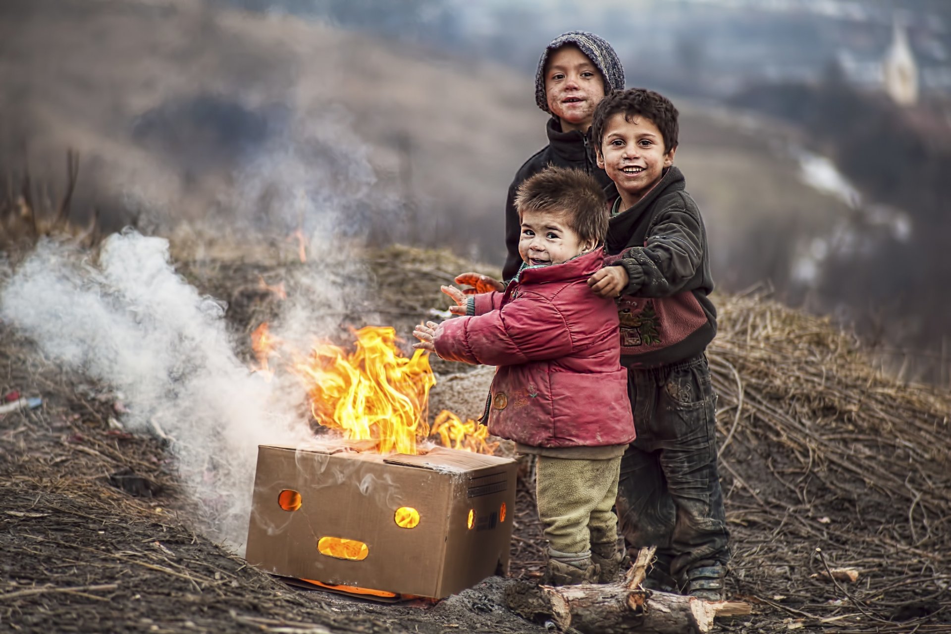 kinder lagerfeuer armut jungen unordentlich gesichtslos lächeln glück warm wärmen sich auf box flamme schlecht warm