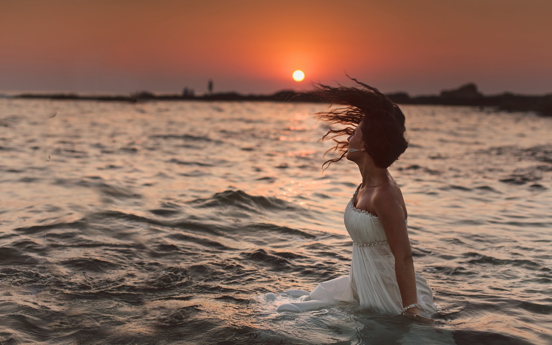 sonnenuntergang mädchen wasser