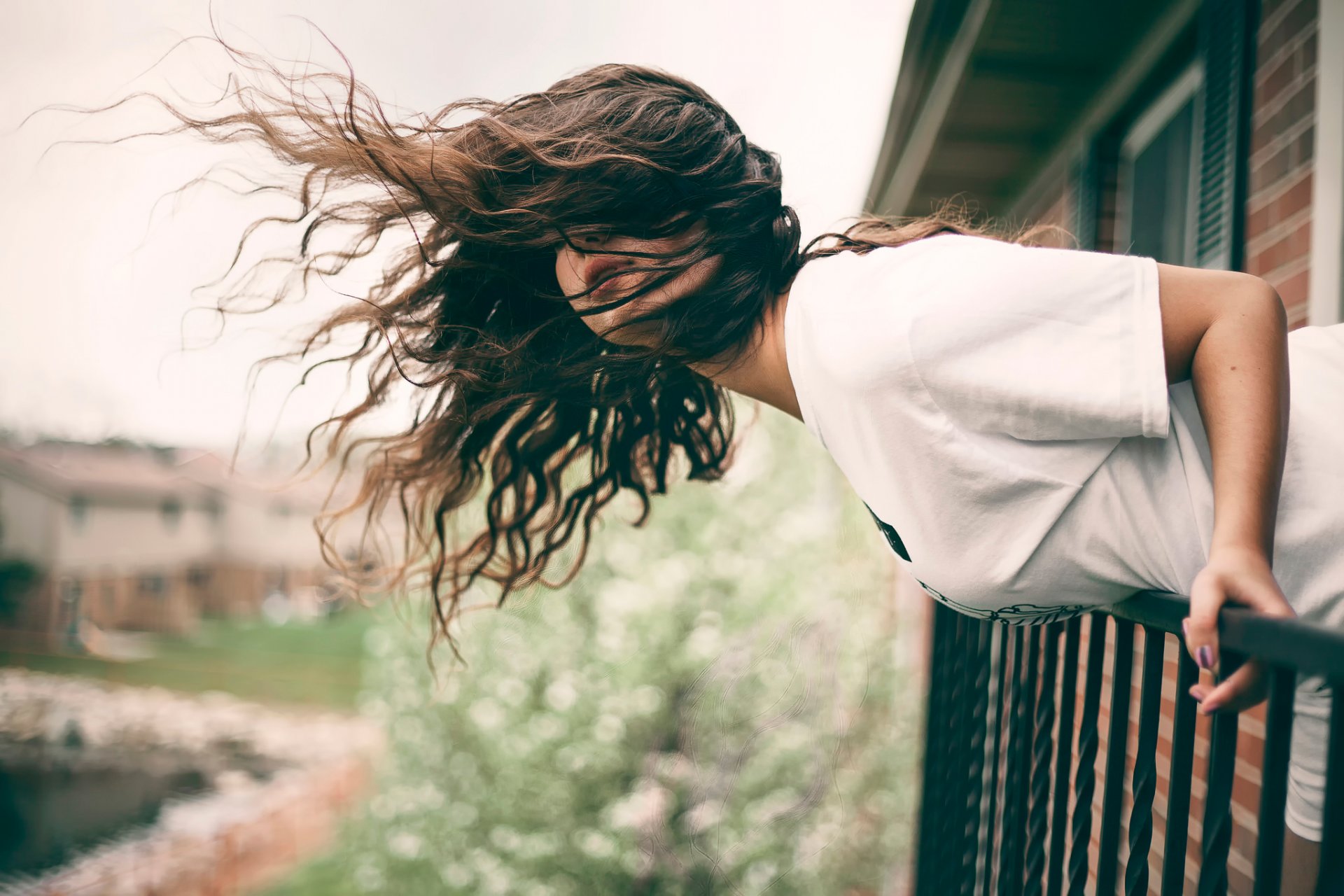 la jeune fille d un balcon les cheveux le vent la pente de la