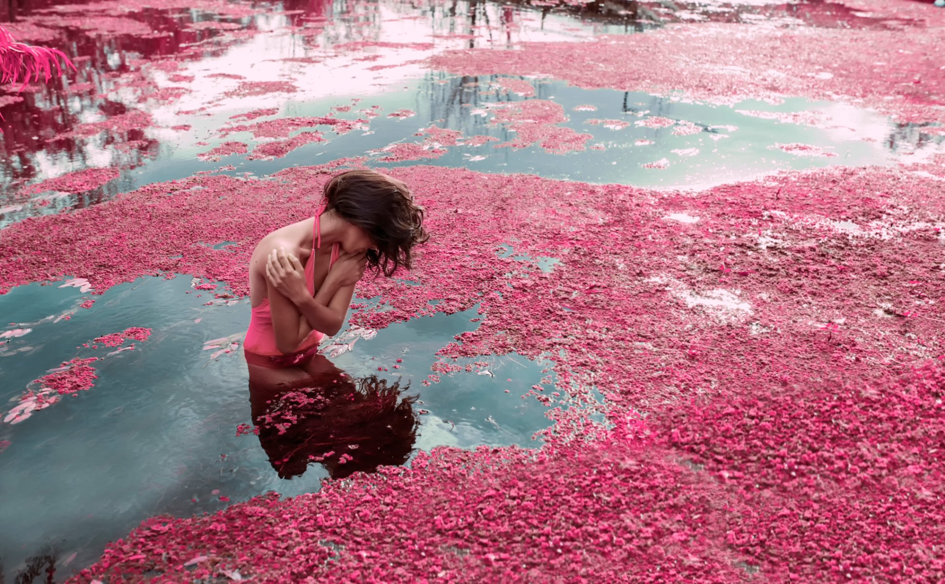 la jeune fille dans l eau la rivière le courant la floraison