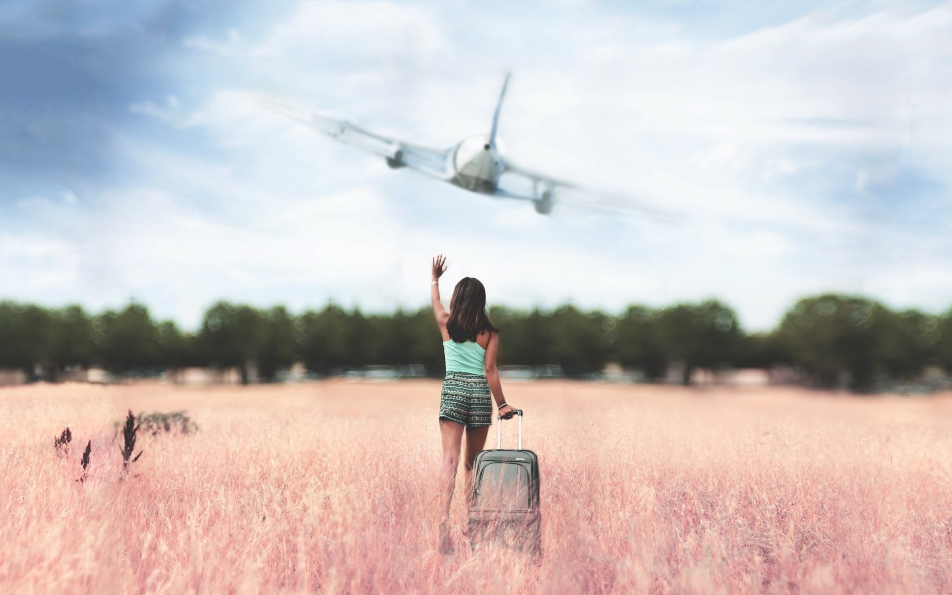 la jeune fille sur le terrain l avion