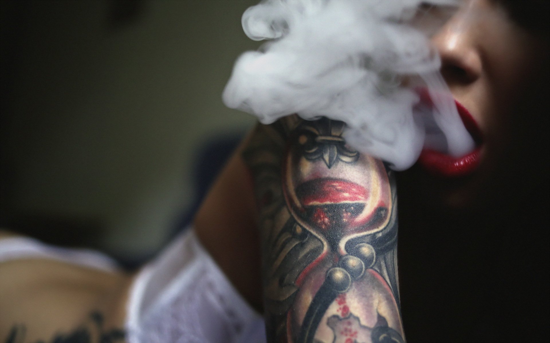 humo tatuaje chica