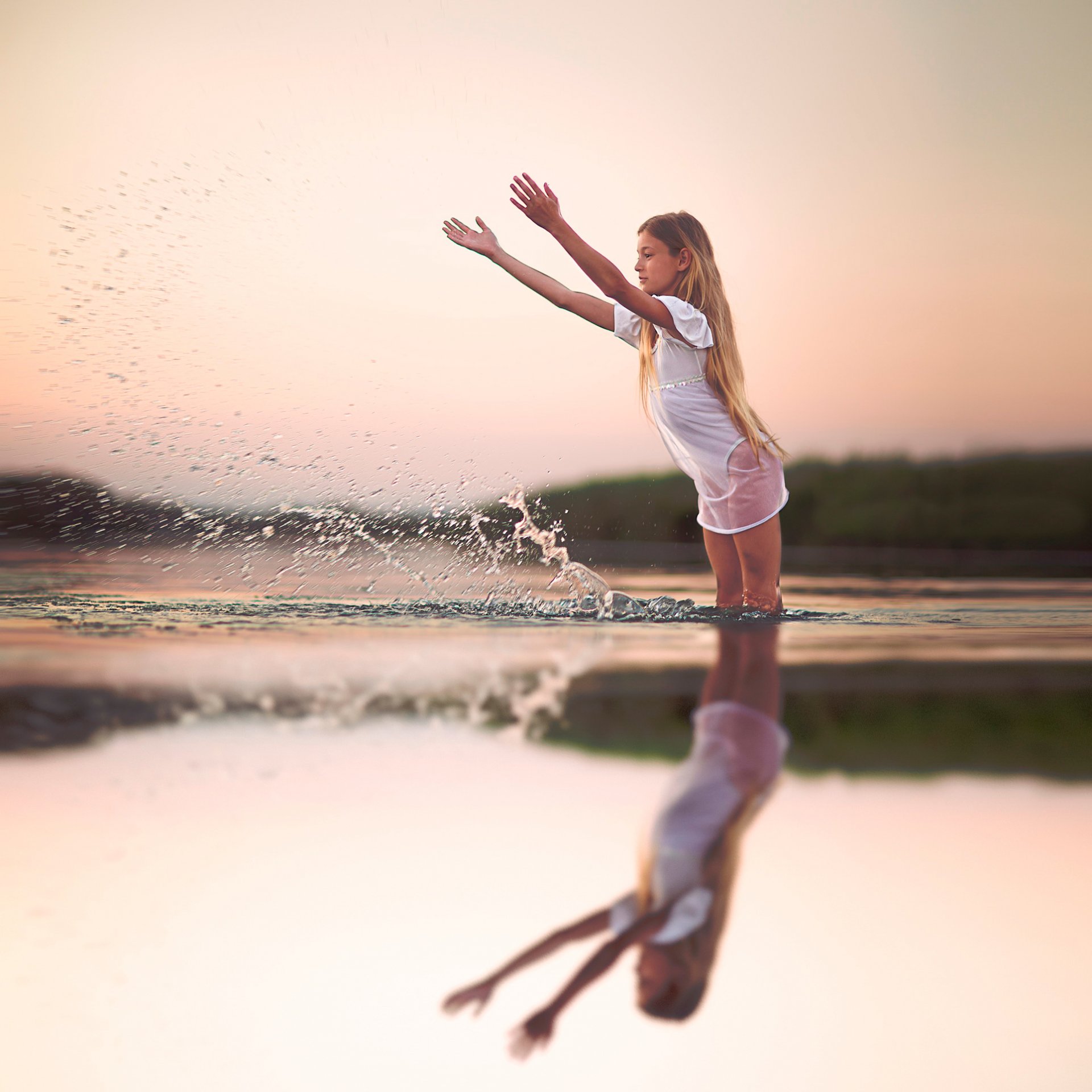 la réflexion dans l eau la jeune fille de l eau les éclaboussures