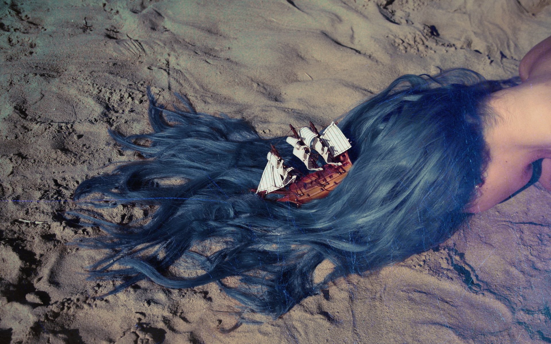 la jeune fille les cheveux le vaisseau