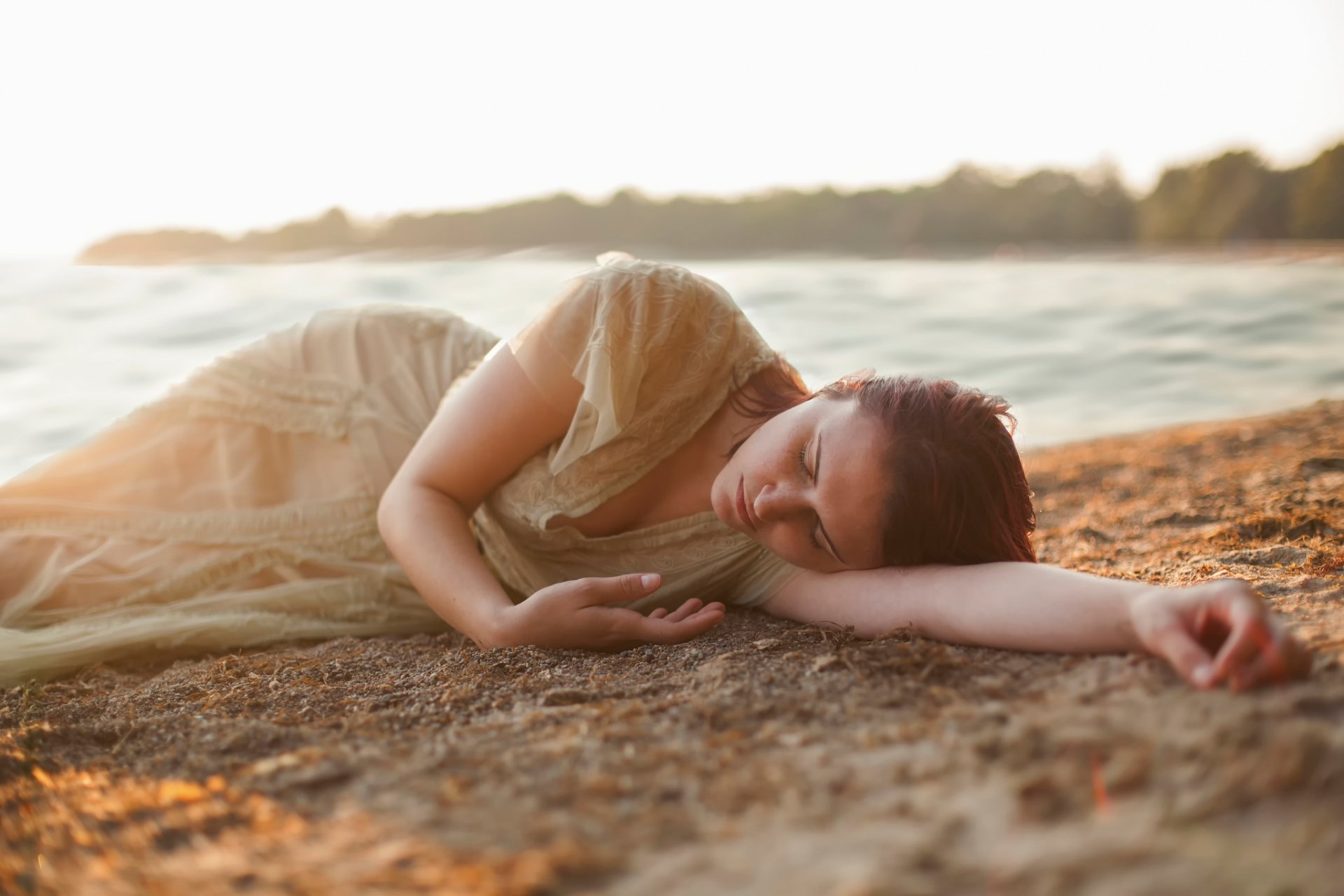 chica playa sueño descanso