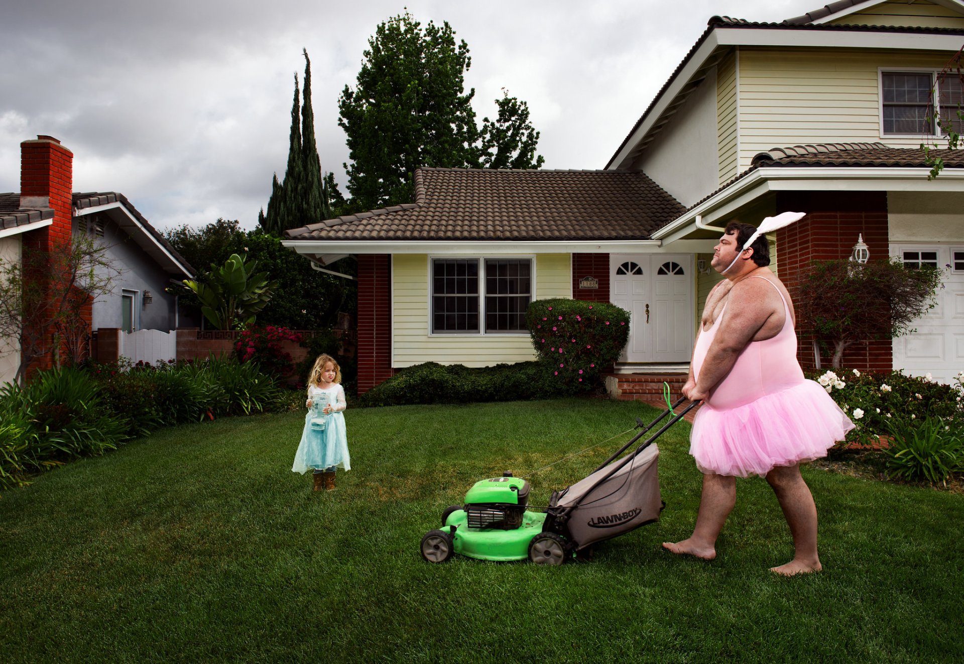 le moujik le lapin la tenue la jeune fille tondeuse à gazon la pelouse la maison la situation