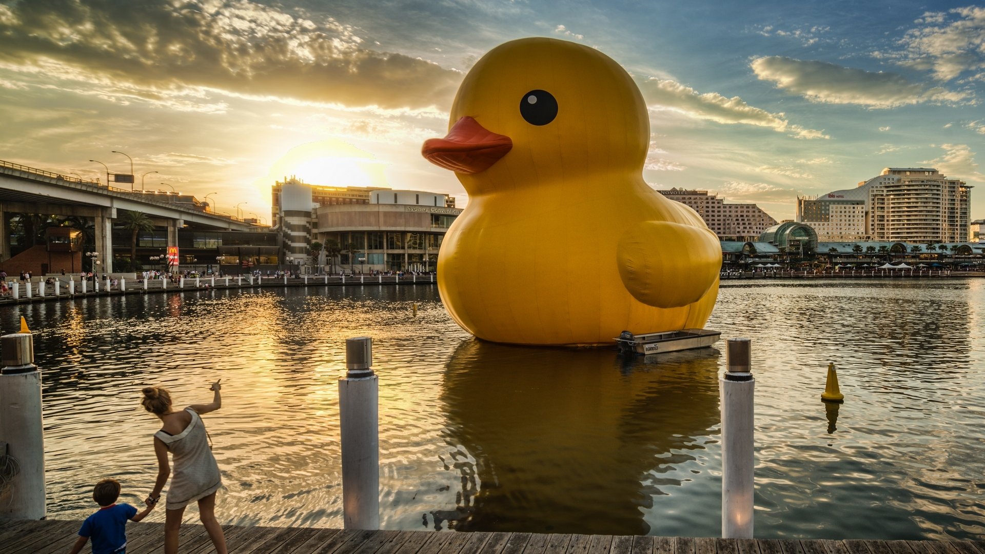 gelbe gummiente groß wasser stadt