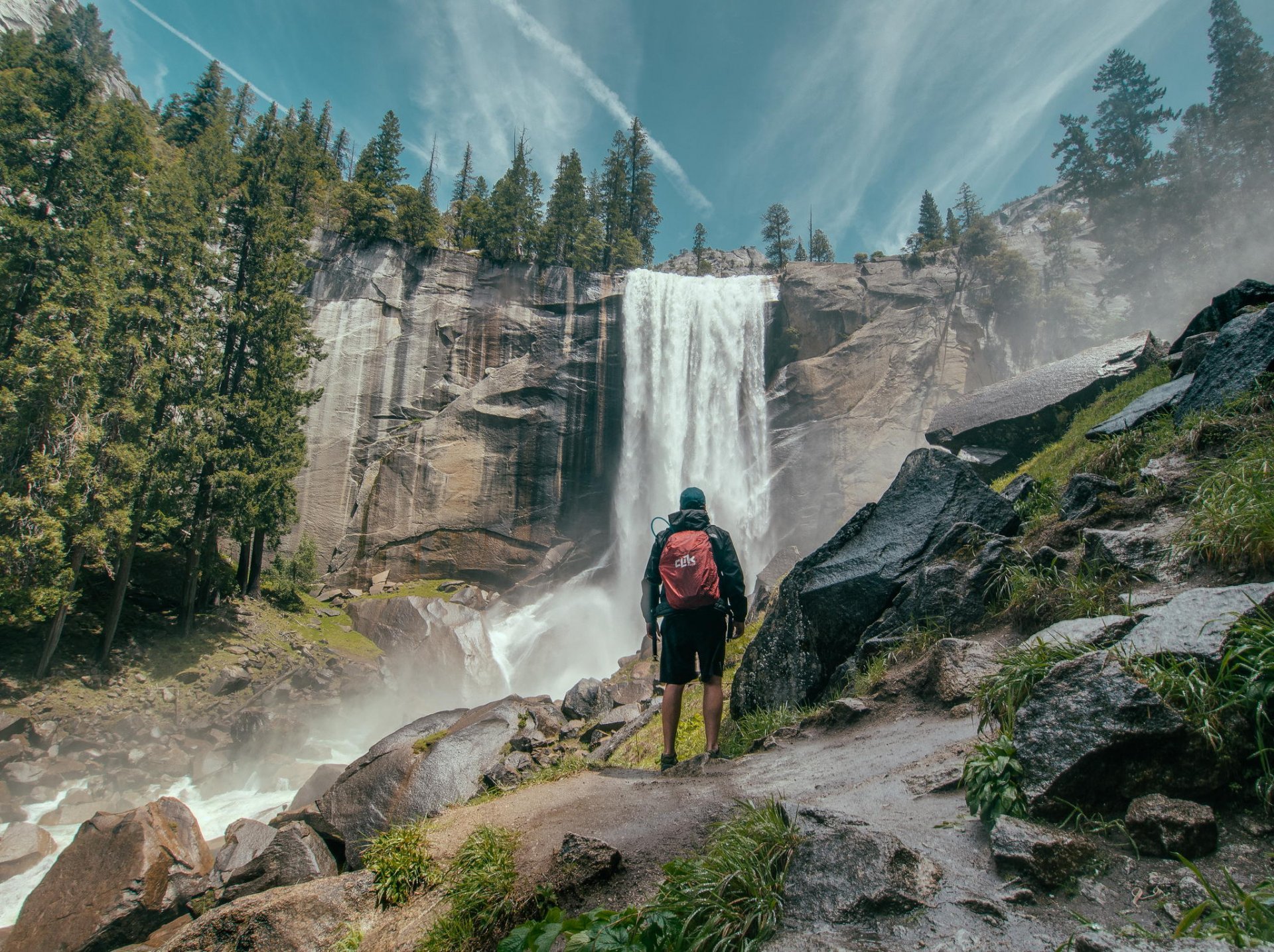 felsen wald wasserfall natur tourist reisender bewundern die landschaft