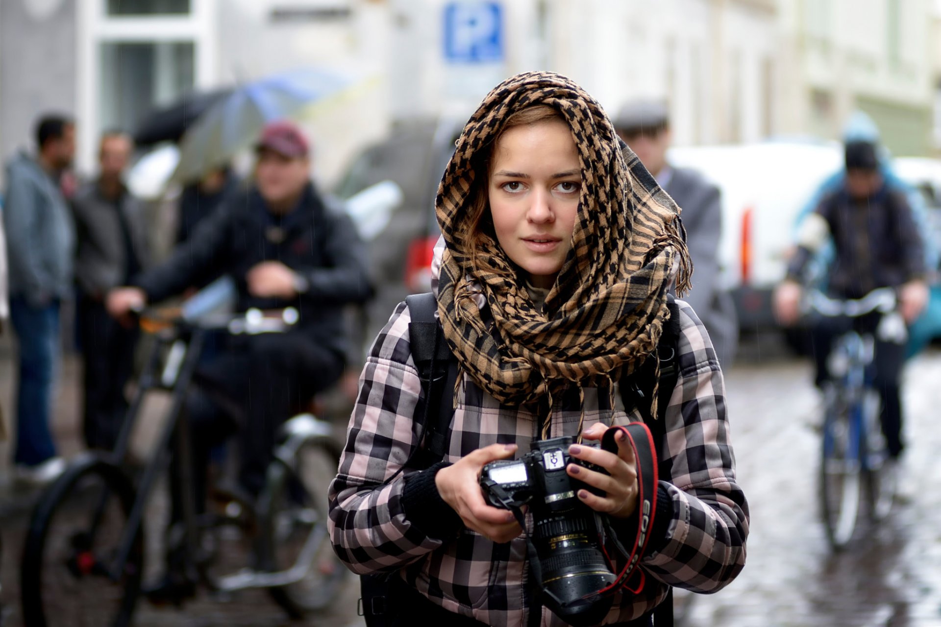 straniero ragazza fotografo strada città pioggia macchina fotografica