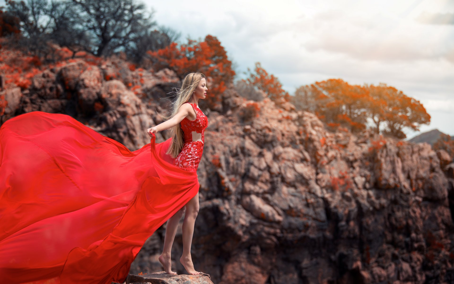 chica vestido viento de pie rubia pose