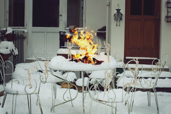 Idea para la fotografía. Hoguera en la mesa en invierno