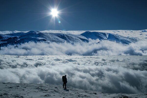 Cime delle montagne sopra le nuvole