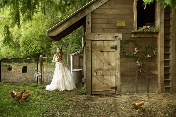 Brautmädchen im weißen Kleid im Dorf