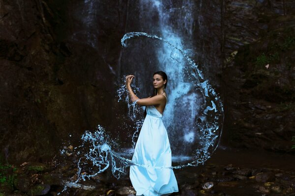 Mädchen und Wasserfall. Schönes Mädchen in der Natur