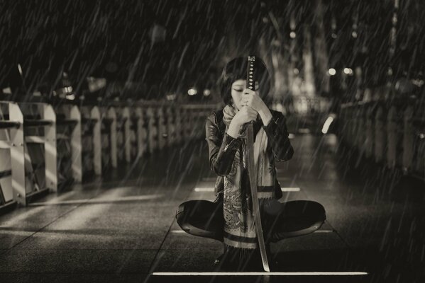 La fille avec le katana sous la pluie