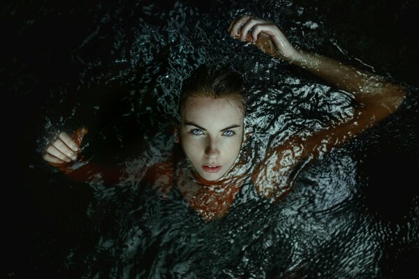 La jeune fille dans l eau face à la caméra