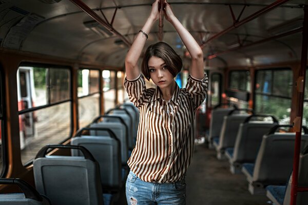 Ragazza filmata in un autobus vuoto