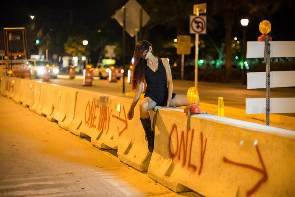 Hermosa chica en la noche en la carretera