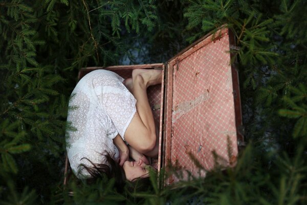 Фотосесии filles dans la valise sur l herbe