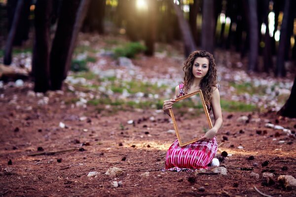 Fotoshooting im Wald. Das Mädchen ist hübsch