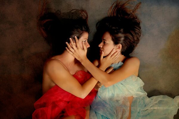 Deux copines en rouge et bleu, montrent leur amour et leur amitié