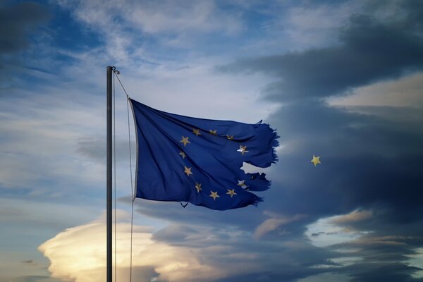 Zerrissene EU-Flagge mit fliegendem Sternchen