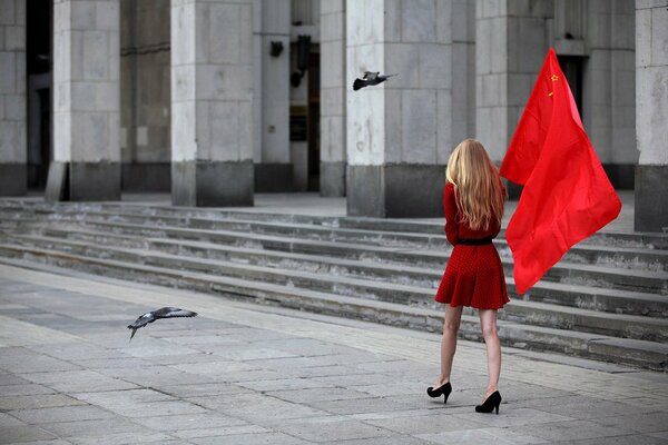 Piękna dziewczyna z flagą i gołębiami