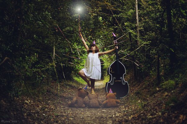 Chica con contrabajo en el bosque