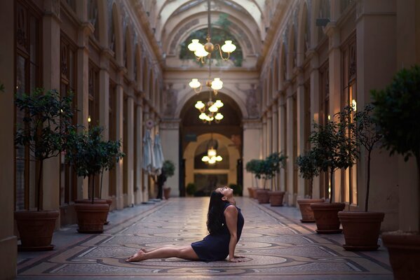 Bella danza eseguita da Gemma vassallo, sotto l illuminazione di lampadari