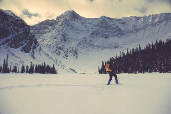 Esquiador con mochila solo en las montañas