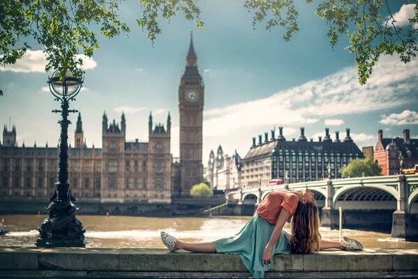 Londra ragazza si siede sulla strada in yoga il suo bene di fronte a lyudmi