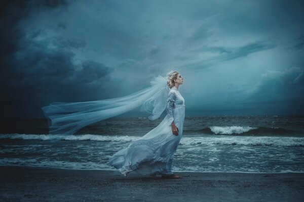 La mariée marche pieds nus sur les vagues