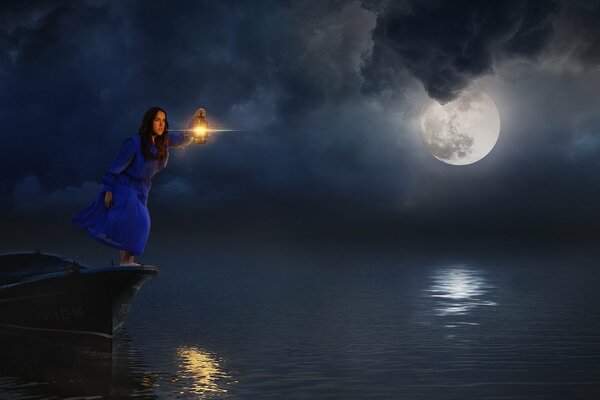 La ragazza di notte sta sul molo con una lampada e fa capolino la barca