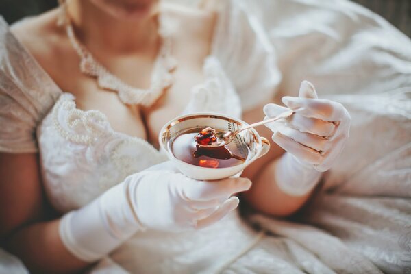 La mariée boit le thé rouge