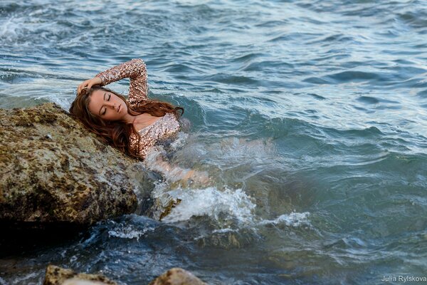 Photo d une fille dans la mer sur fond d écran