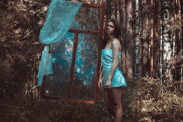 La fenêtre cosmique et la jeune fille dans la forêt