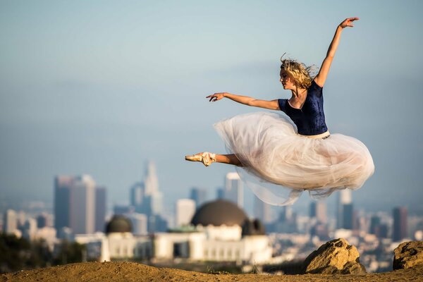 Temporadas de Diaghilev. Bailarina se cierne sobre la ciudad