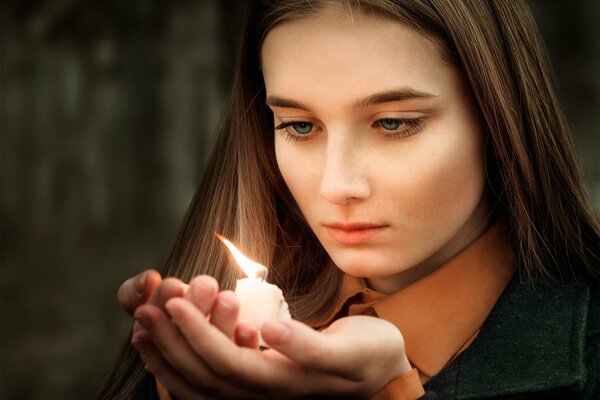 Un bagliore di ricordi nella fiamma di una candela