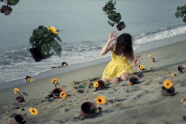 La jeune fille en robe jaune sur le sable