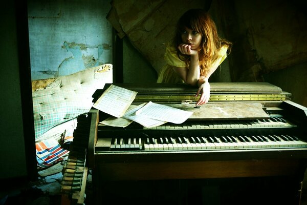 Chica y piano en la habitación