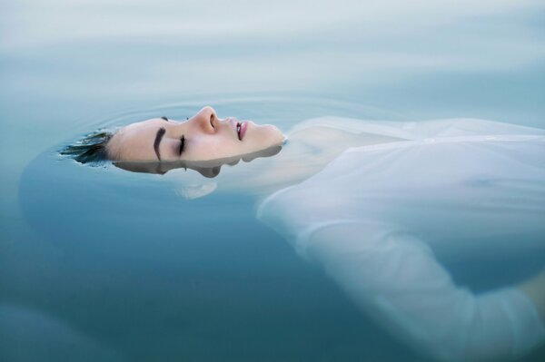 L image des filles dans l eau