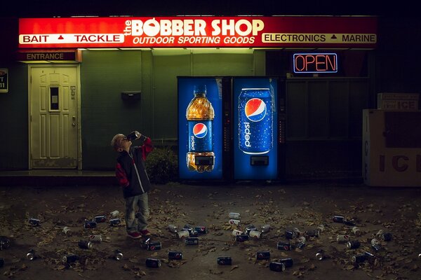 Dunkle Straße mit Pepsi-Automaten