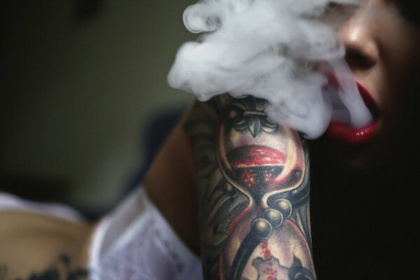Ein Tattoo im Rauch, das schöner und zarter sein kann