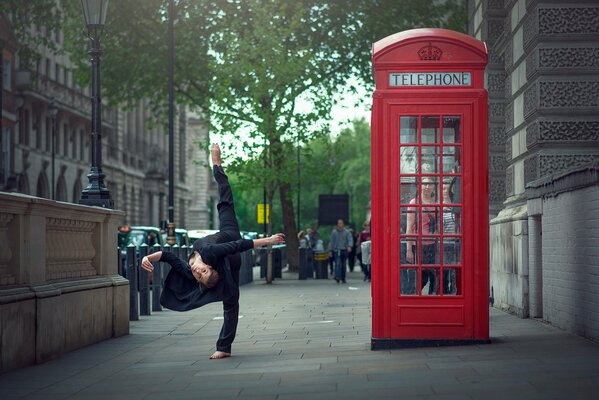 Ragazza fa stretching sul rubinetto marino, nella città di Londra