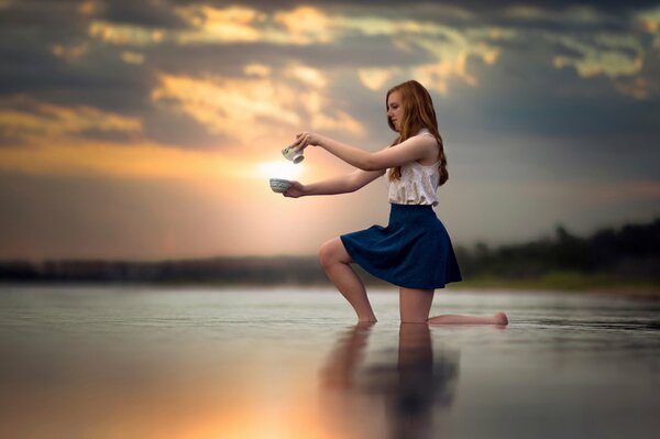 Mädchen bei Sonnenuntergang im Wasser