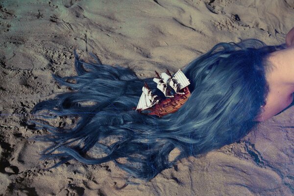 Blaues Meer und Schiff in Frisur statt Haar