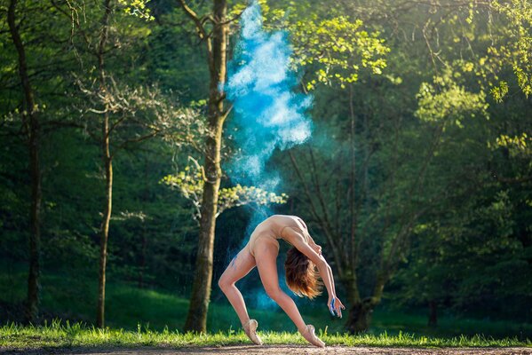 L explosion de la danse de la ballerine à la nature dans la forêt