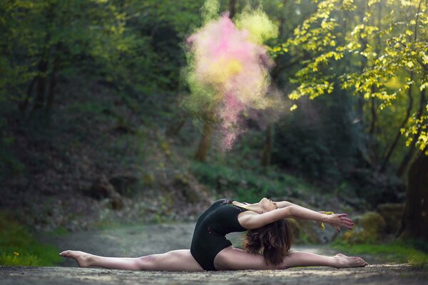 Ballerina in Bindfäden in der Natur bückte sich zurück