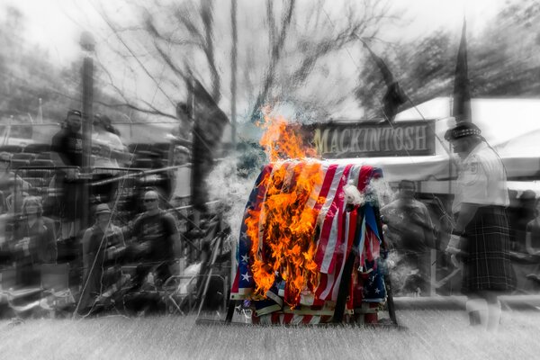 Banderas de Estados Unidos cuando la gente encendió la bandera en un mitin