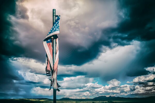 Flagge von Amerika auf einem dunklen Himmelshintergrund